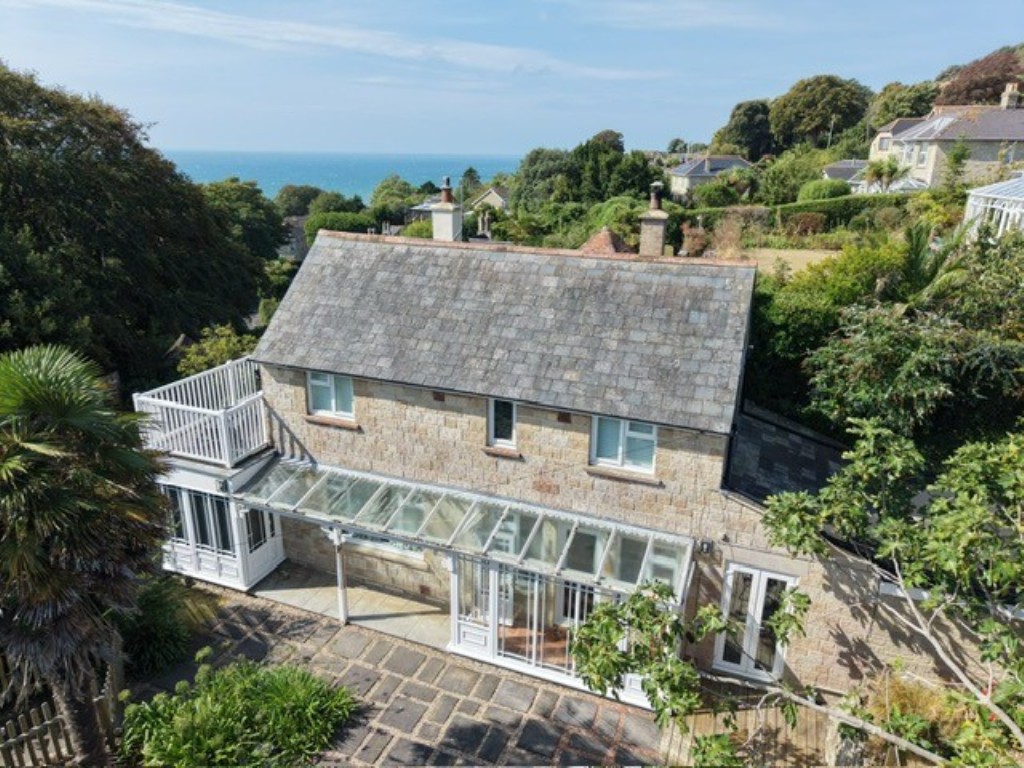 Lot: 77 - FORMER STABLE BLOCK ARRANGED AS A CHARMING COTTAGE WITH GARAGE AND GARDENS - Side Elevation